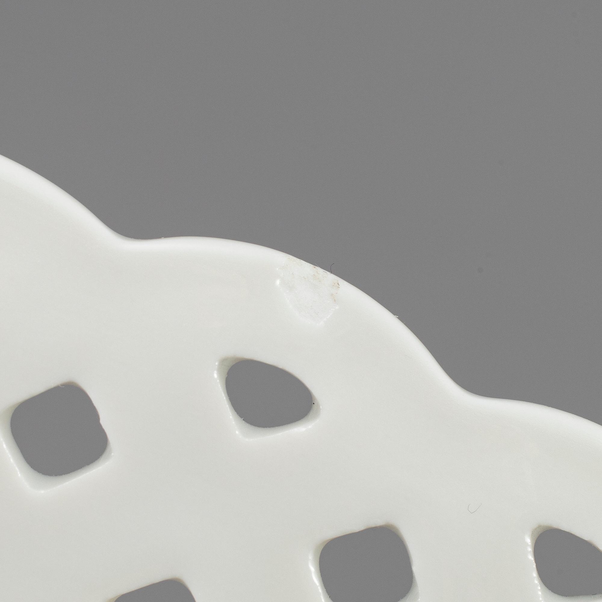 ROYAL COPENHAGEN, tallrikar 3 st, porslin, "Musselmalet", modell 1098 och 624, Danmark.