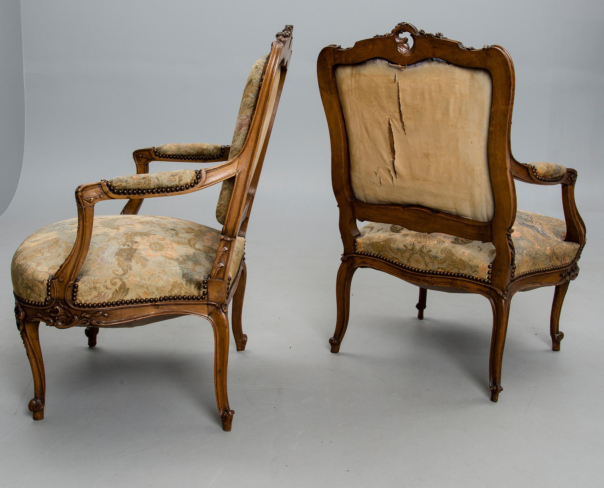 KARMSTOLAR, ett par, Louis XV-stil, Frankrike 1900-talets första hälft.