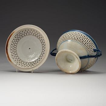 A blue and white basket with cover, Qing dynasty Jiaqing (1796-1820).