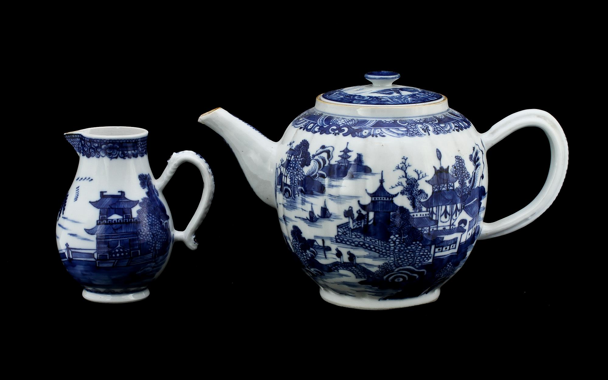 TEKANNA samt MJÖLKKANNA, porslin, Kina, 1700/1800-tal.