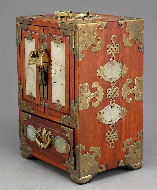 SMYCKESKRIN/MINIATYRSKÅP, Kina 1900-talets början.