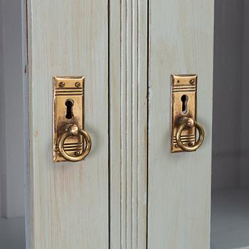 Vitrinskåp, 1900-talets början.