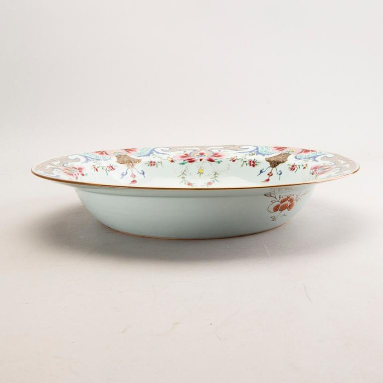 A famille rose basin, Qing dynasty, Qianlong (1736-95).