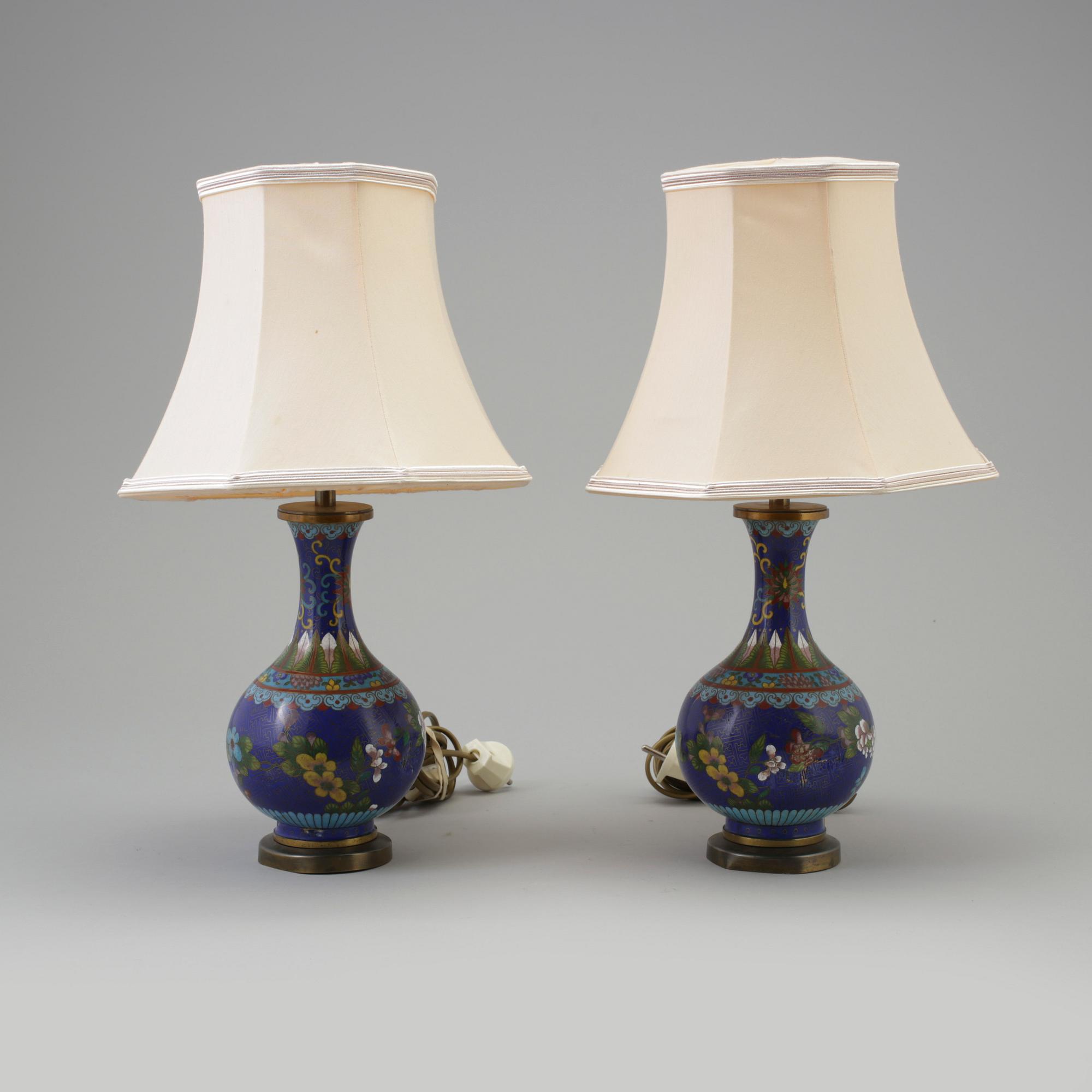 BORDSLAMPOR, två stycken, Kina, cloisonne-emalj. 1900-tal.
