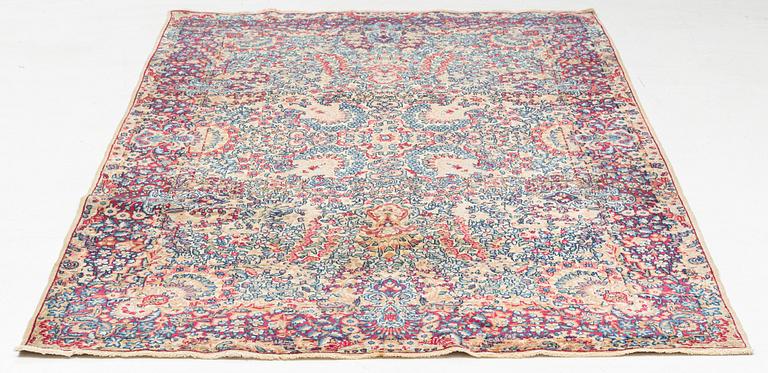 Matta, semiantik Kirman, ca 236 x 147 cm.