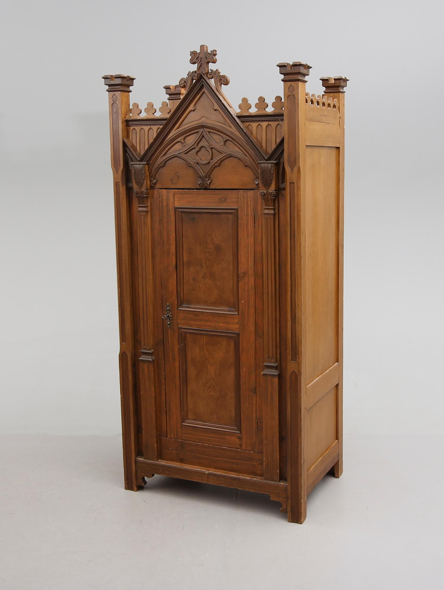 SKÅP, nygotik, 1800-talets mitt.