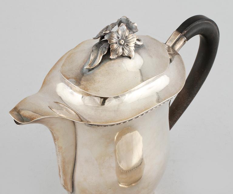 A koffee set in silver in two pieces by Erik Råström from Stockholm from 2947, weight 1040 grams.