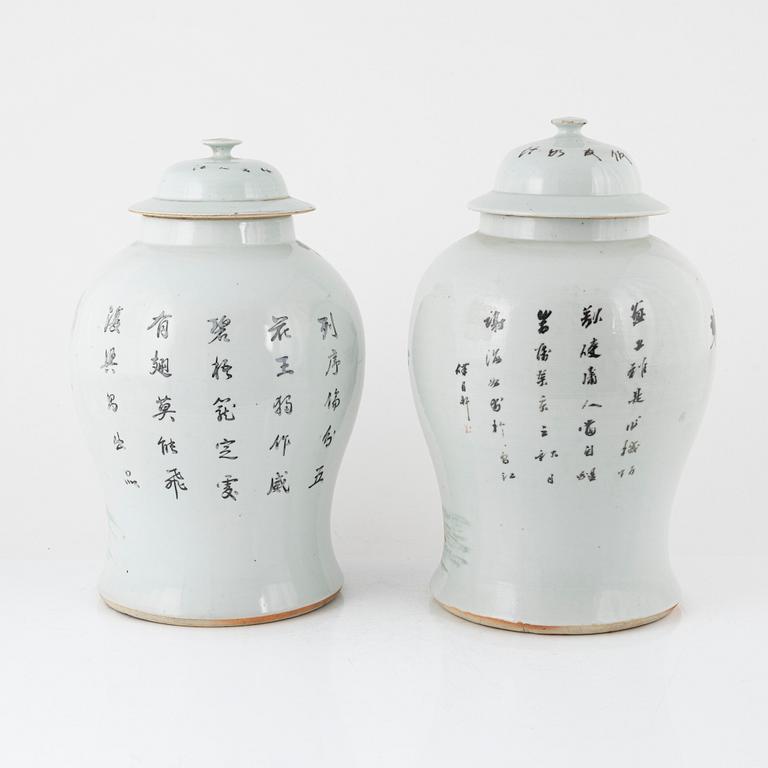 A pair of porcelain covered urns, China, first half of the 20th century.