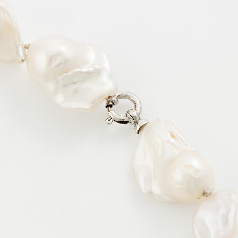 Collier med odlade barocka sötvattenspärlor lås 18K vitguld.