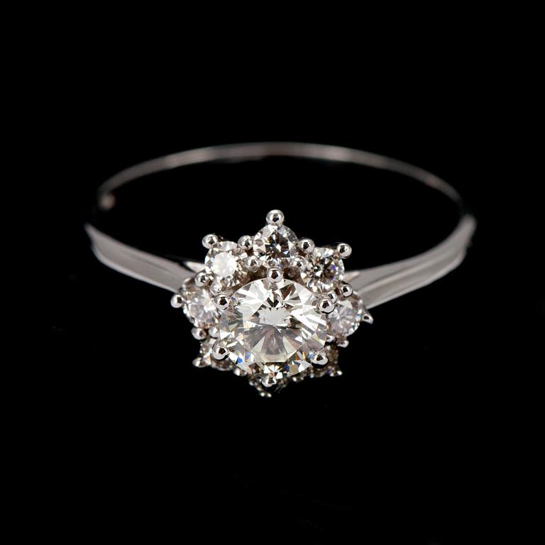 RING, vitguld 18K, briljantslipade diamanter, mittsten 0,46 ct, sidostenar tot. 0,29 ct. Intyg 212.