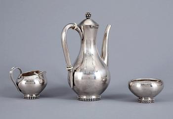 KAFFESERVIS, 3 delar, sterlingsilver, svenska importstämplar. 1900-talets första hälft. Total vikt ca 449 gram.