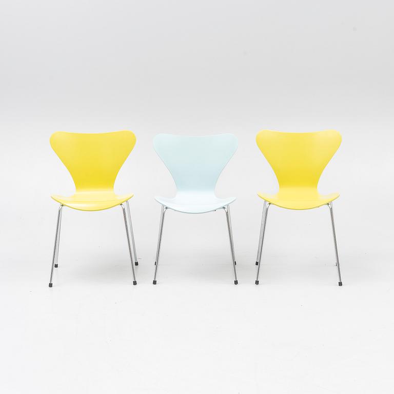 Arne Jacobsen, three 'Serie 7' chairs, Fritz Hansen 2005.