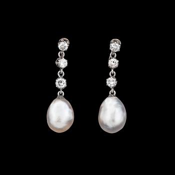 1052. A pair of diamond and natural pearl earrings, app. 8,6 mm.