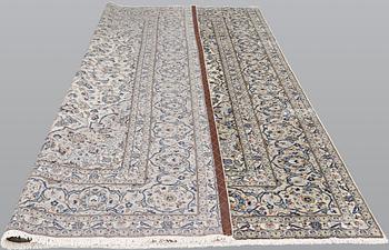 A Kashan carpet, ca 346 x 242 cm.