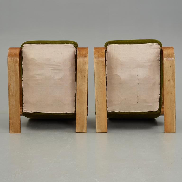 Alvar Aalto, a pair of  "Tank" easy chairs, "model 400", probably manaufactured by Aalto Design in Hedemora Sweden 1946-56.