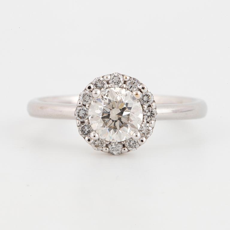 0,90 ct brilliant-cut diamond ring.