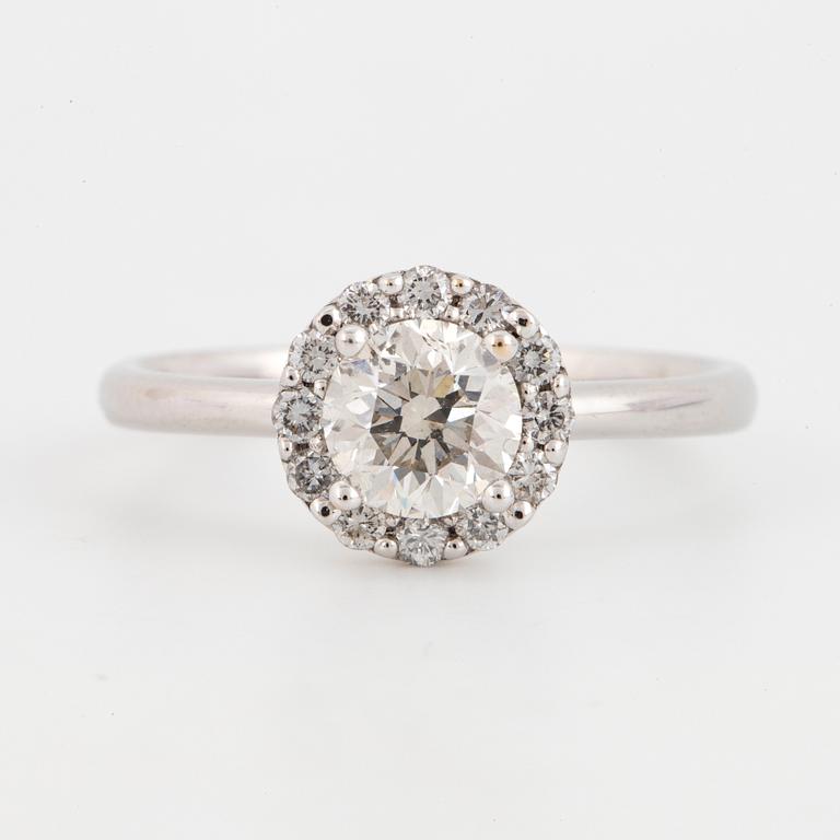 0,90 ct brilliant-cut diamond ring.