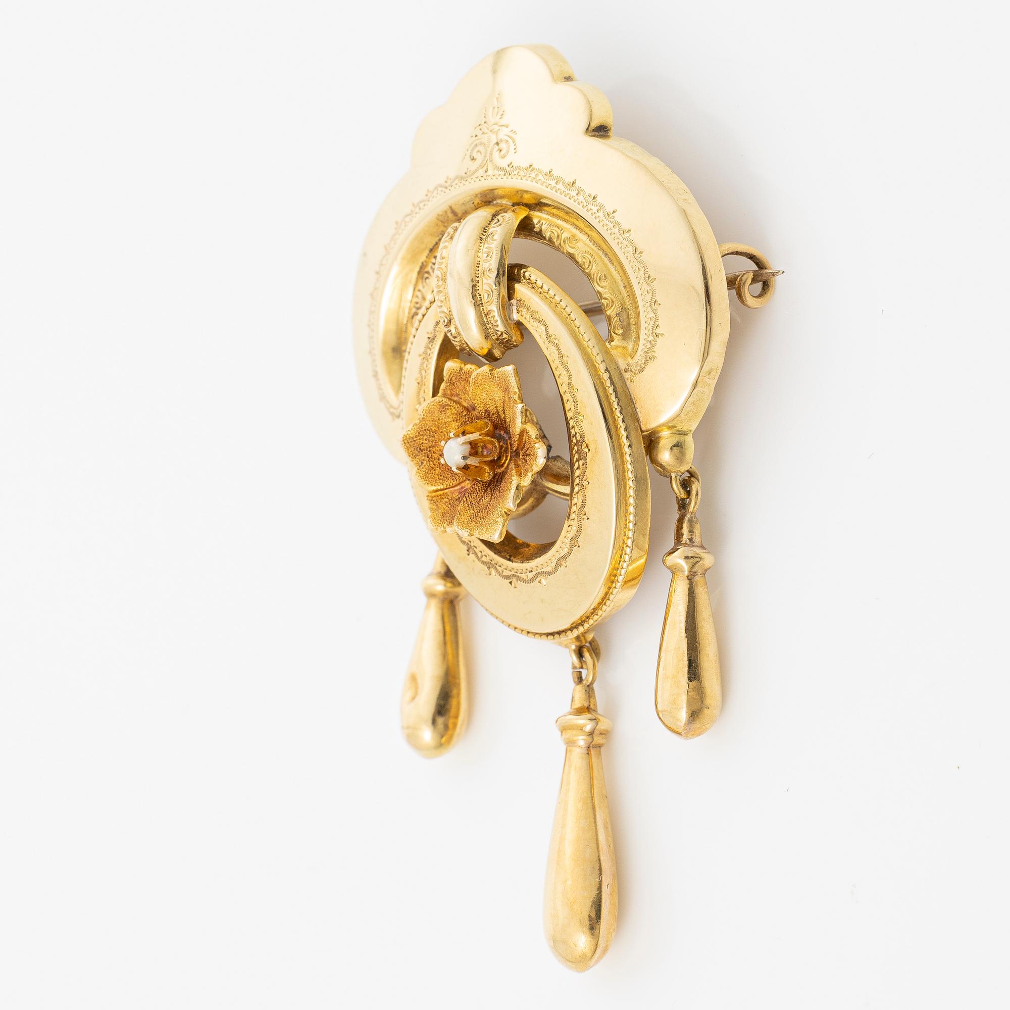 18K gold brooch with a pearl.