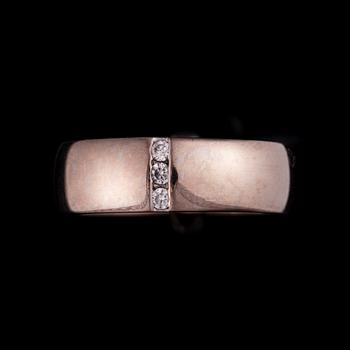 RING, vitguld 18K, 3 små diamanter, finska stämplar 2009. Vikt 6,4 g.