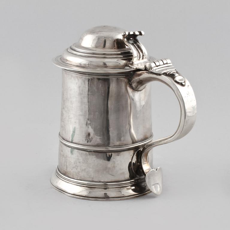 DRYCKESKANNA, silver, Richard Burcombe, London, 1735. Vikt 770 g.