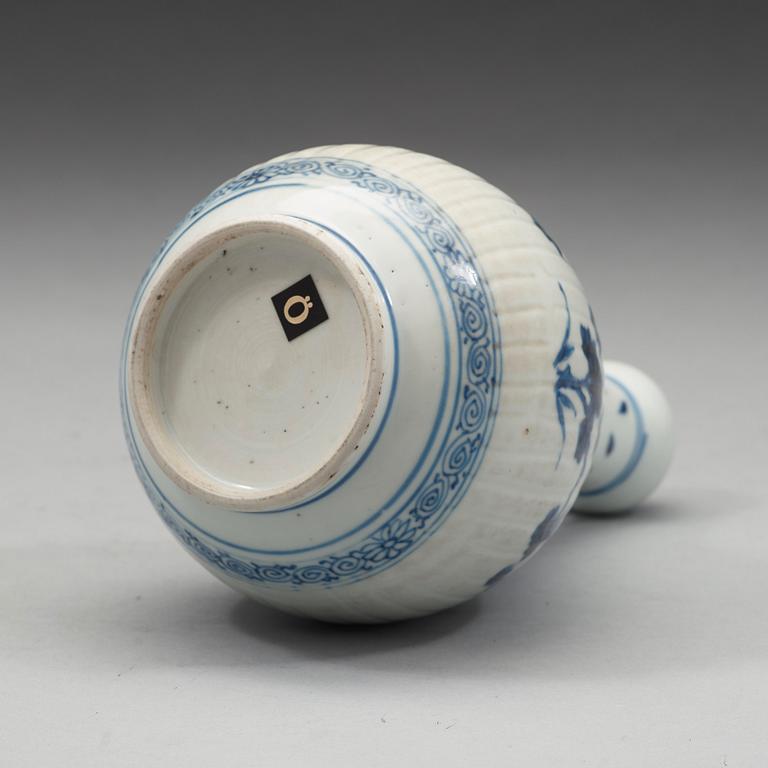 FLASKA, porslin. Qingdynastin, Kangxi (1662-1722).