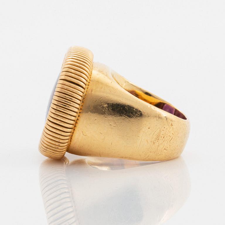 A Georg Jensen & Wendel ring in 18K gold set with an amethyst.