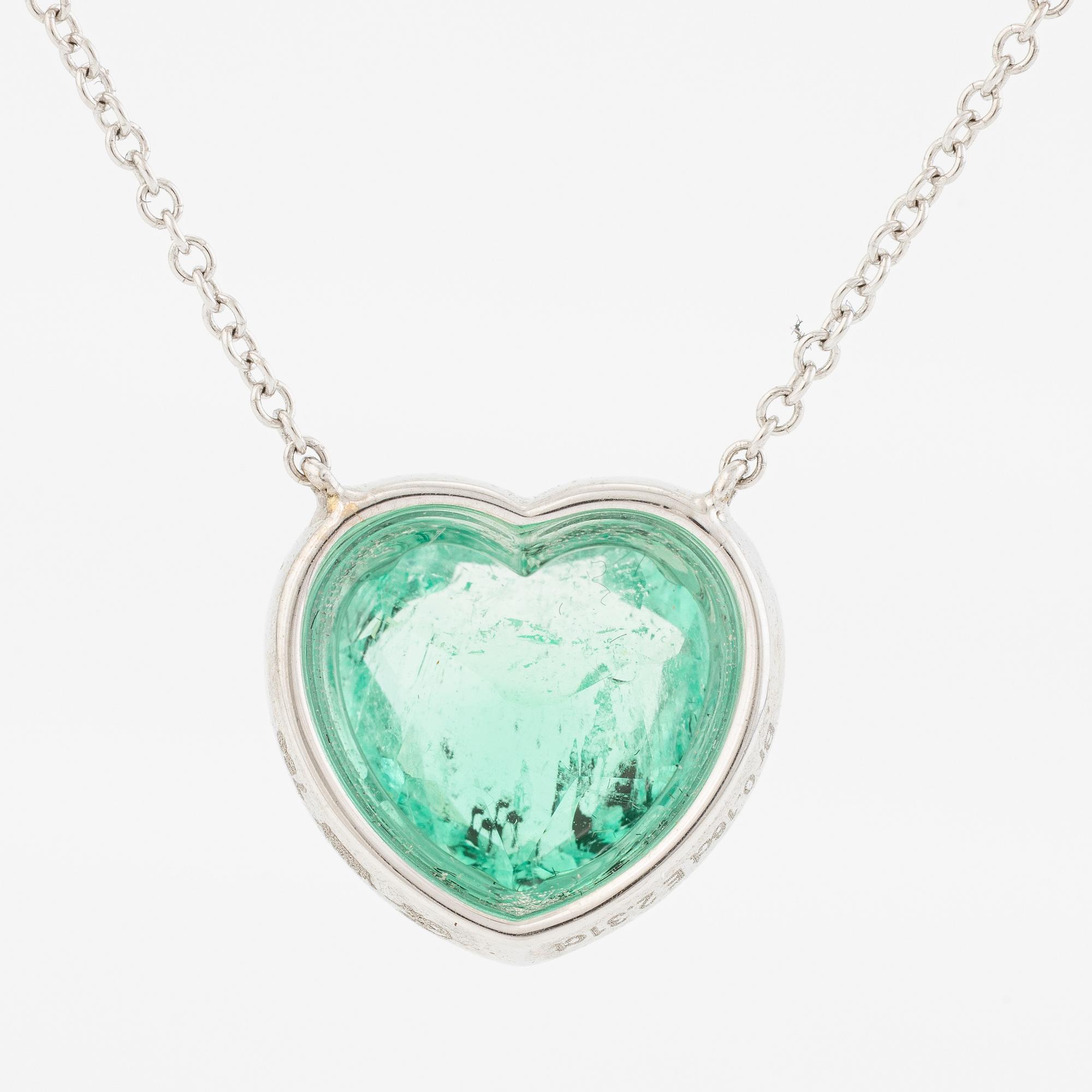 Collier 18K vitguld med hjärtslipad smaragd och briljantslipade diamanter.
