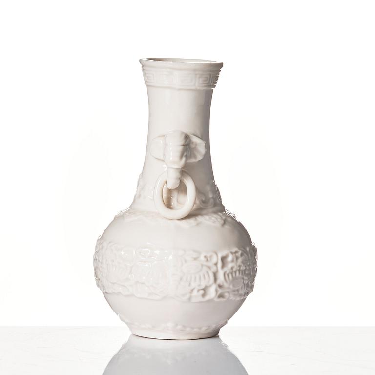A blanc de chine vase, late Qing dynasty.