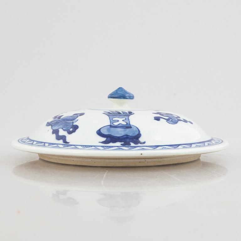 A Chinese blue and white porcelain cover, Qing dynasty, Kangxi (1662-1722).