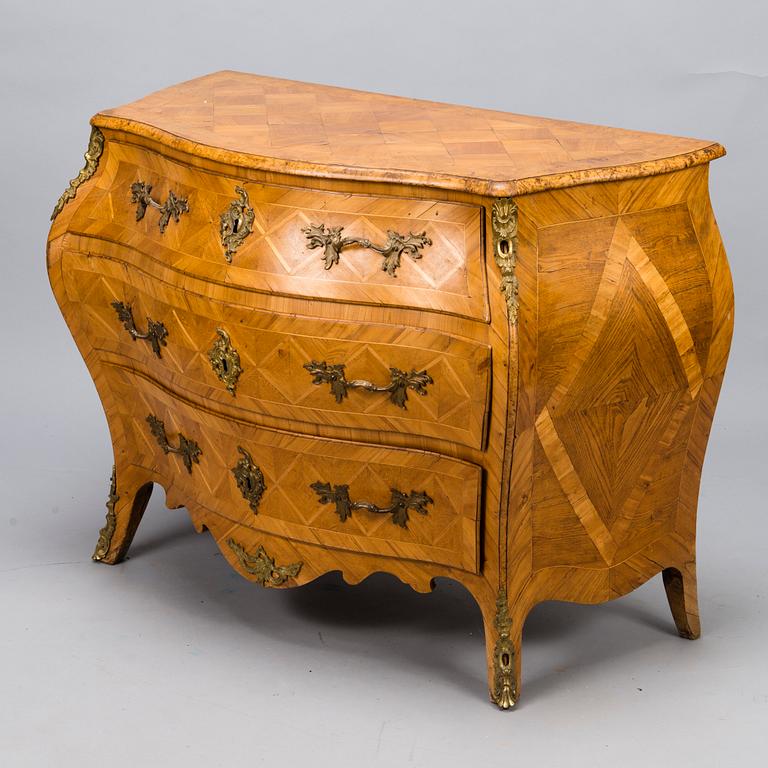 A SWEDISH CHEST OF DRAWERS, 18th Century.