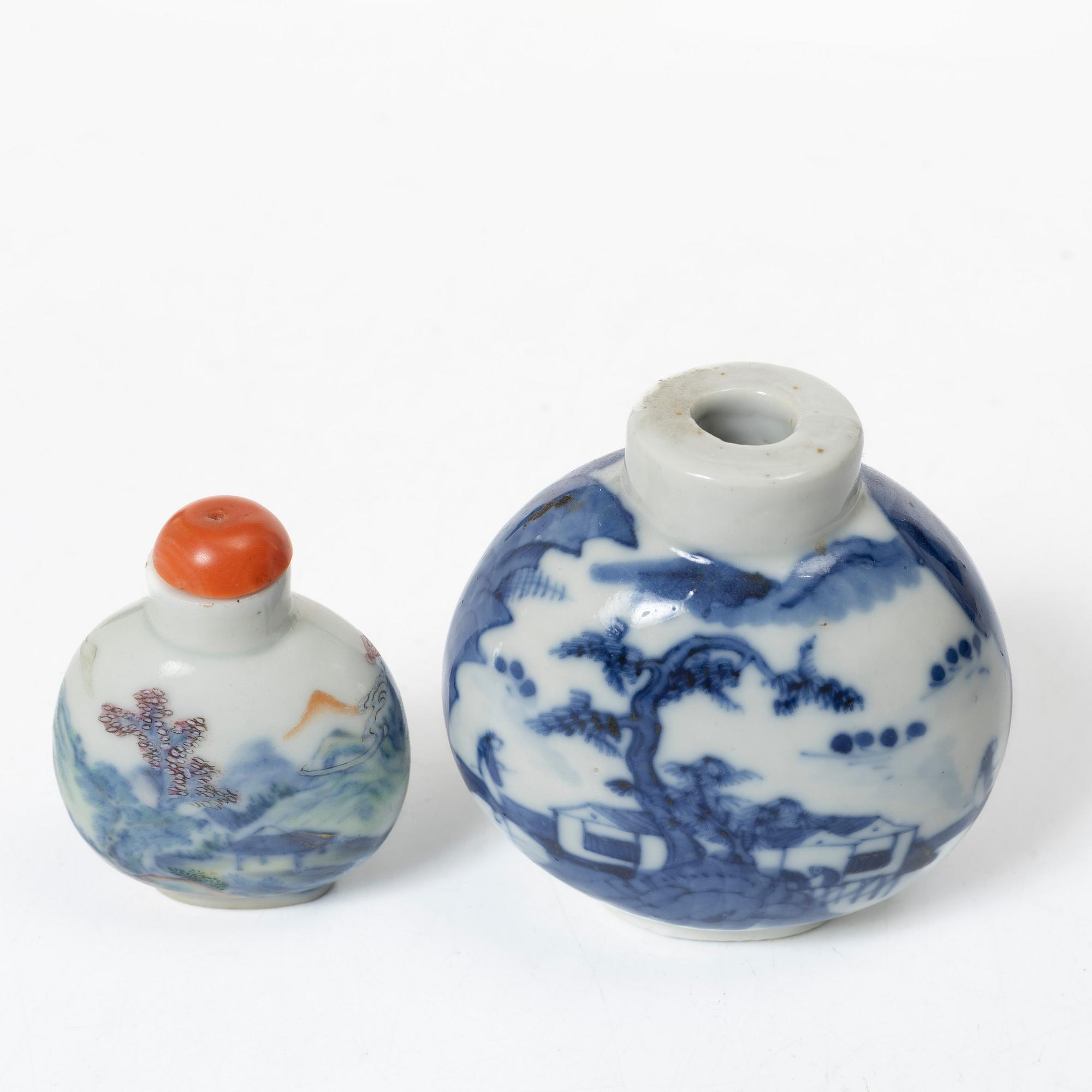 Snusflaskor, två stycken, porslin, Kina, sen Qingdynasti/1900-tal.