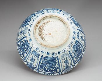 A large blue and white kraak bowl, Ming dynastin, Wanli (1572-1620).