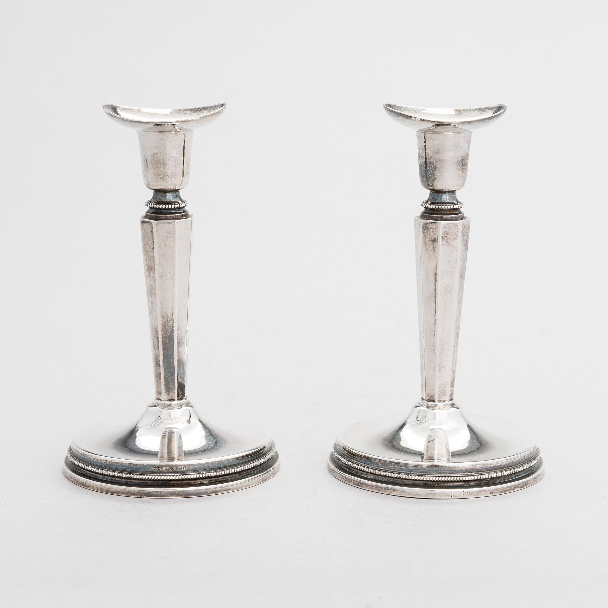 Skål, silver, och ljusstakar, ett par, silver, Sverige 1985 resp. 1959.