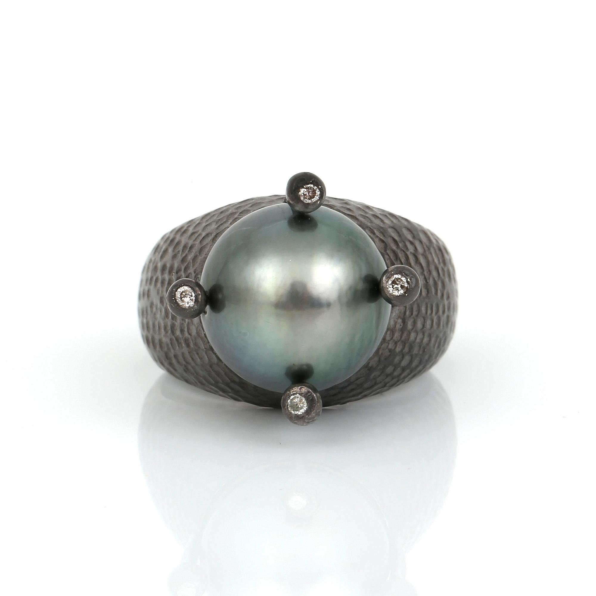 RING, silver med grå South Sea pärla och små diamanter tot ca 0,04 ct. Total vikt 11,67 g.