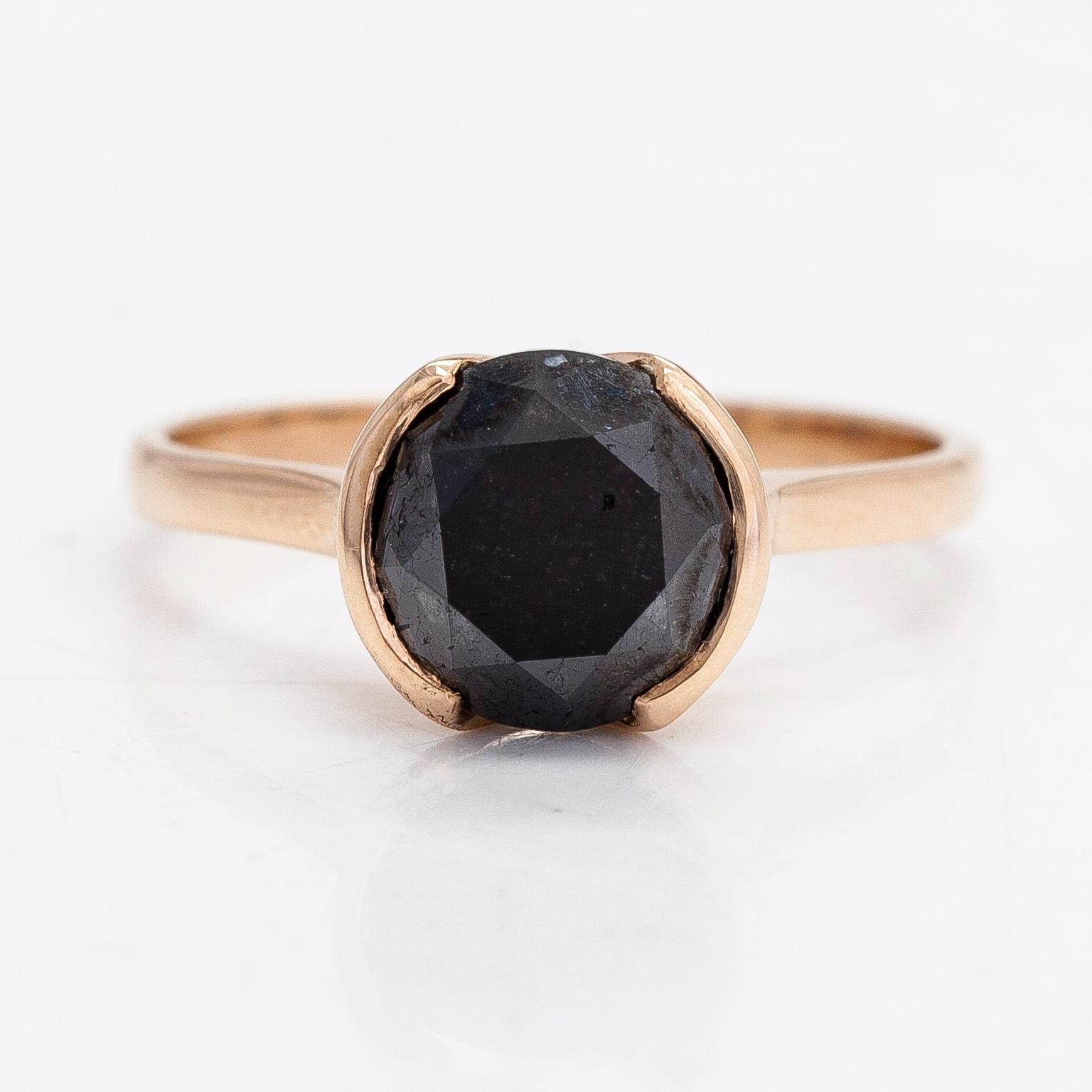 Ring, 14K guld med en briljantslipad svart diamant 2.84 ct. Kultakeskus, Tavastehus. Med IGI report.