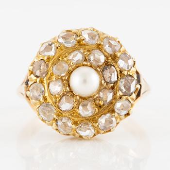 Ring guld med odlad pärla och rosenslipade diamanter.