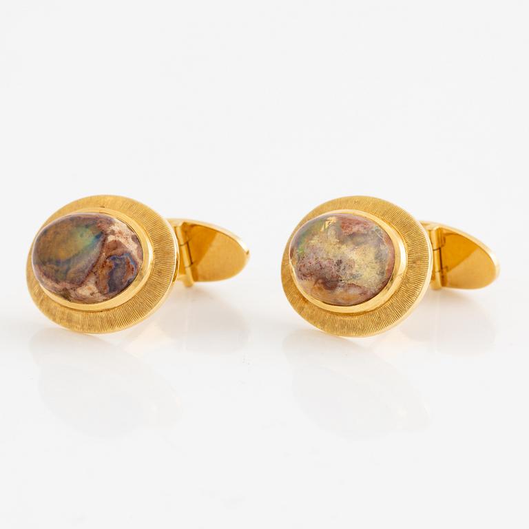CF Carlman, ett par manschettknappar 18K guld med opalmatrix.