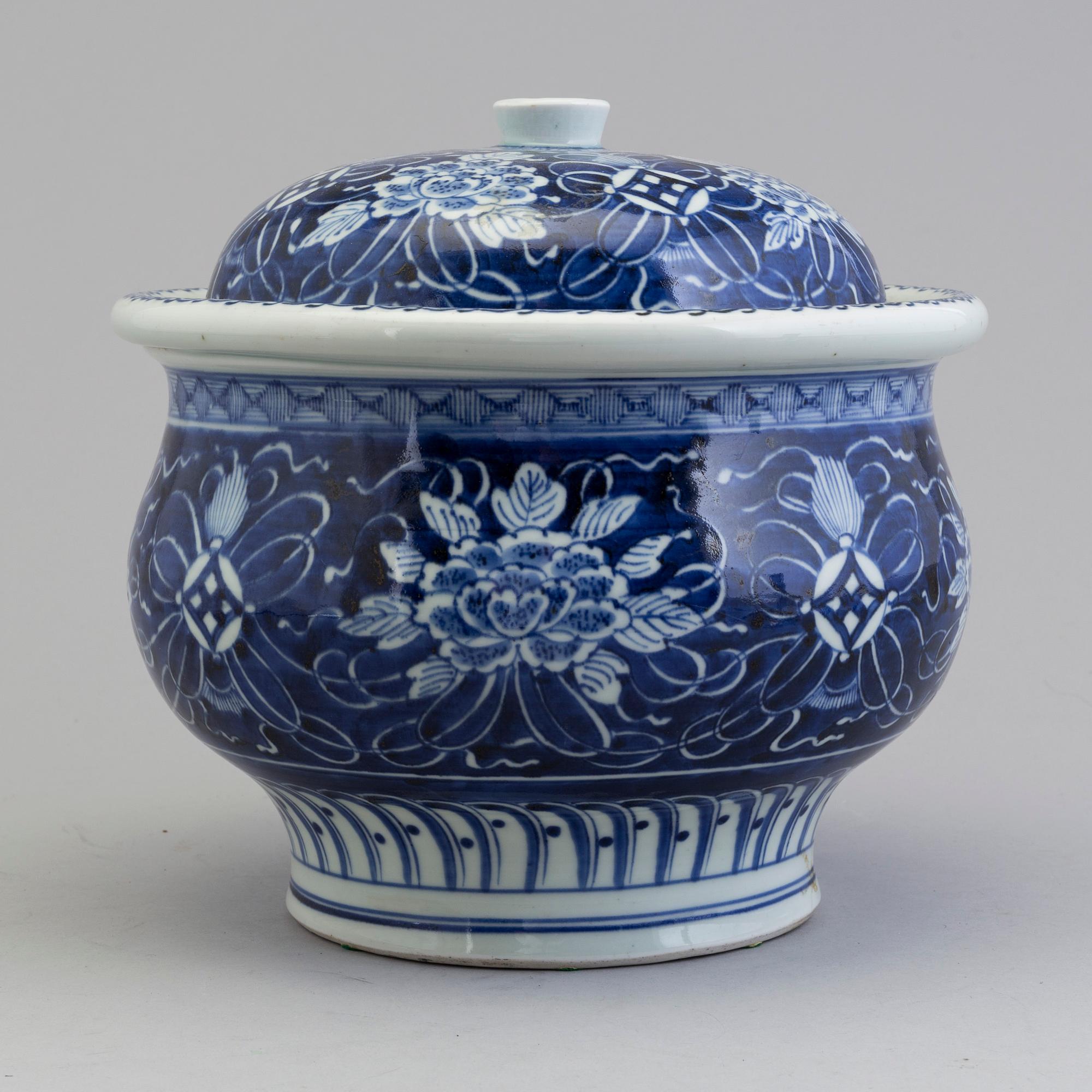 A large Chinese blue and white porcelain tureen with cover, Qing dynasty, 19th century.
