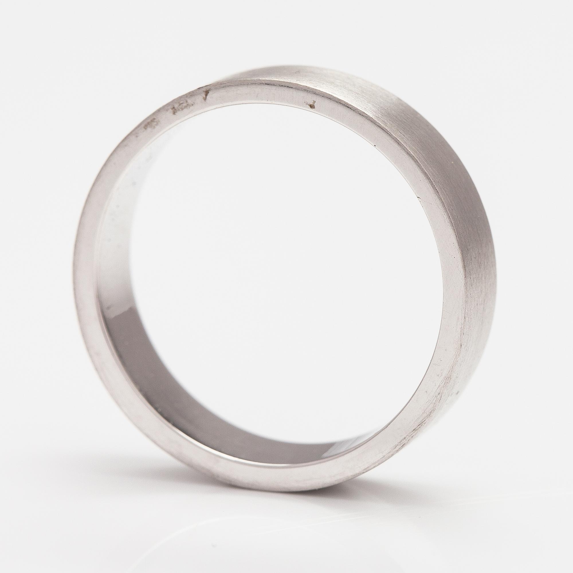 An 18K white gold ring. ITD Oy.