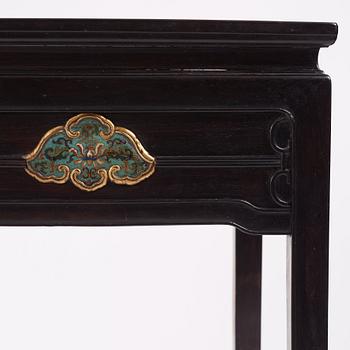 Altarbord, zitan, med infällda  plaketter av cloisonné.  Qingdynastin, Qianlong (1736-95).