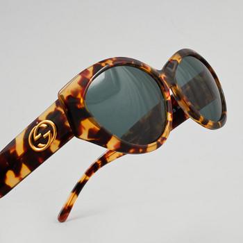 SOLGLASÖGON, 2 st, Gucci och Chanel.
