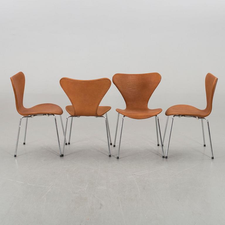 A SET OF 6 ARNE JACOBSEN "SERIES 7" CHAIRS BY FRITZ HANSEN.