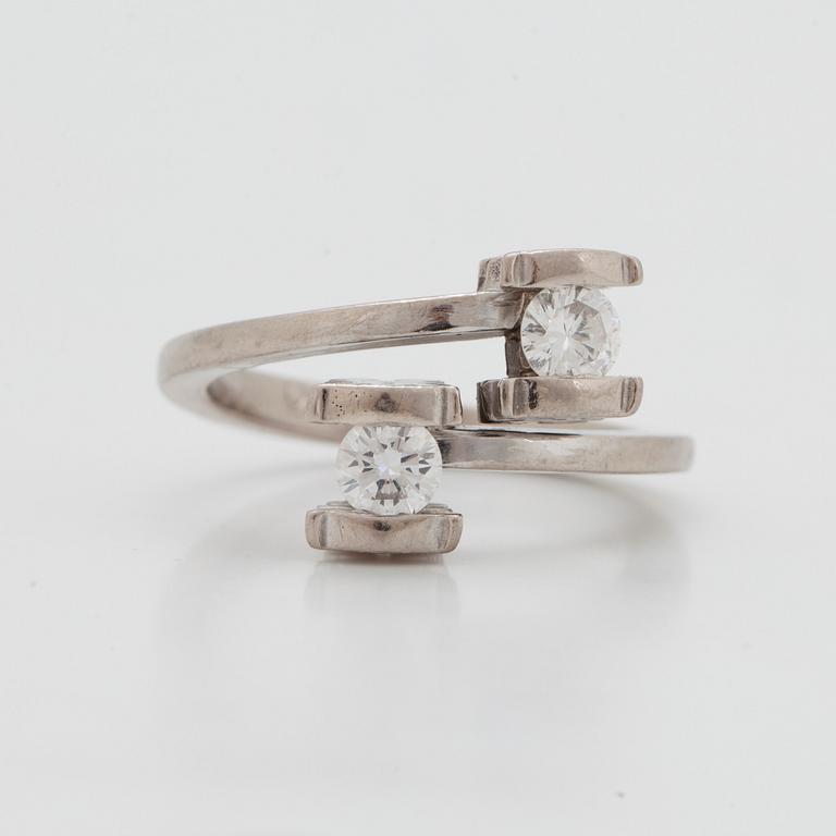 RING, with brilliant-cut diamonds.