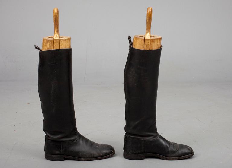 STÖVLAR MED TRÄSTÖD, läder, 1900-talets början.