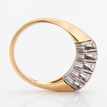 An 18K gold ring with diamonds ca. 0.51 ct according to engraving.