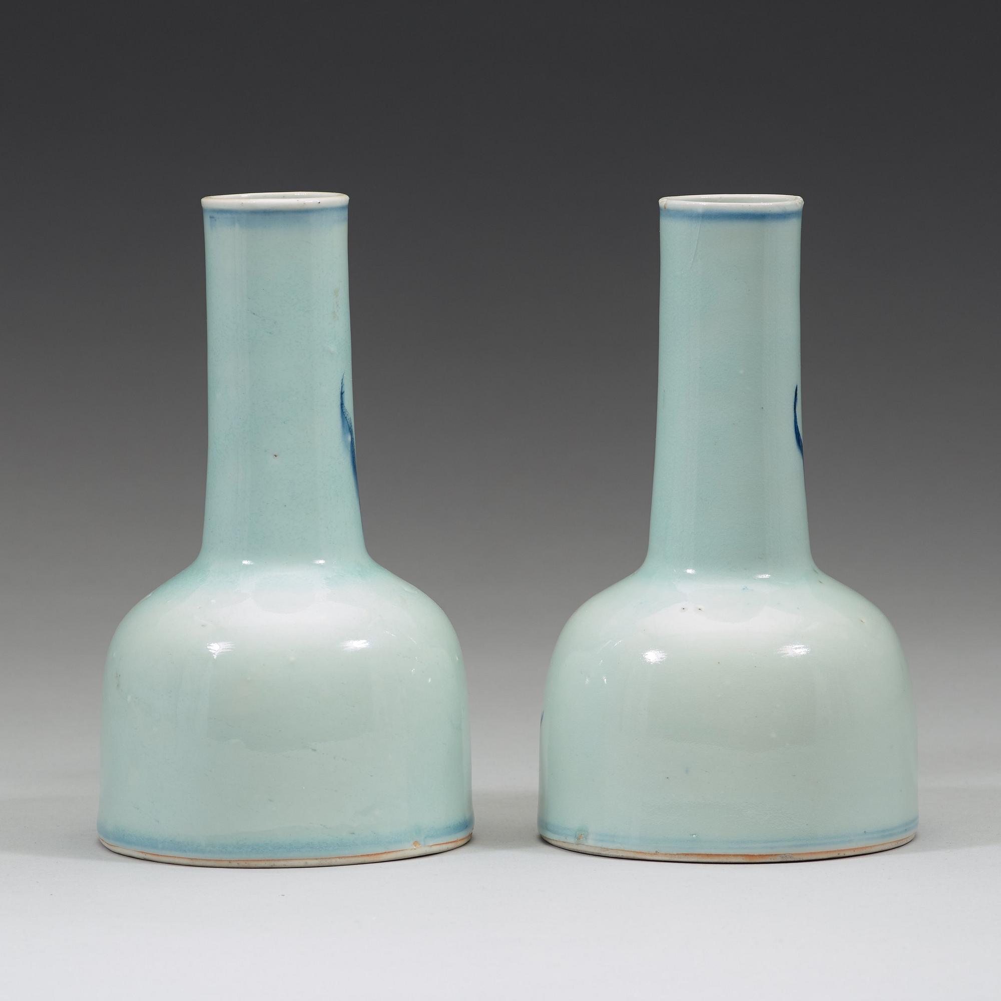 A pair of blue and white porcelain mallet form vases, Qing dynasty, 19th century.