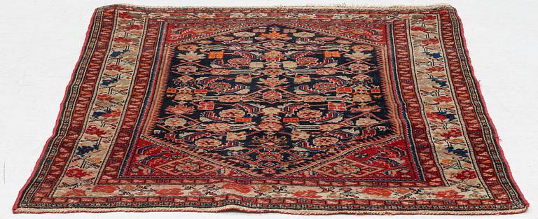 An oriental rug, approx. 148 x 110 cm.