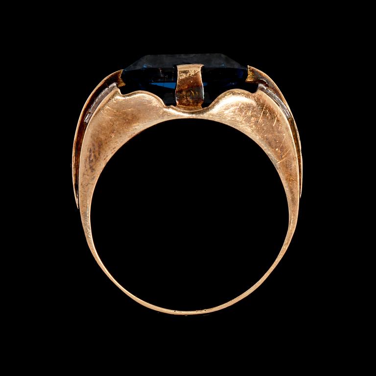 RING, 18K guld med syntetiska fasettslipade stenar, utländska stämplar. Vikt 7,1 g.