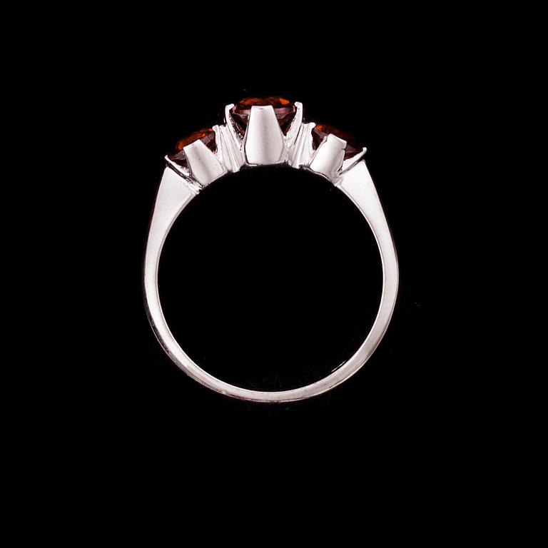 RING, 14K vitguld, 3 st granater tot. 1,16 ct. Vikt 2,7 g.