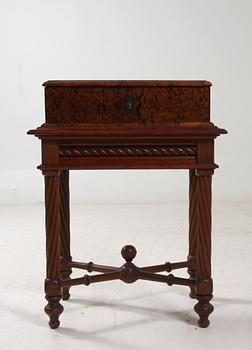 SCHATULL PÅ BENSTÄLLNING, delvis 1700-tal.